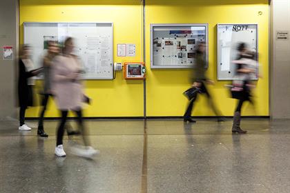 Dieses Bild zeigt Studierende auf dem Flur des Campuses Golzheim.